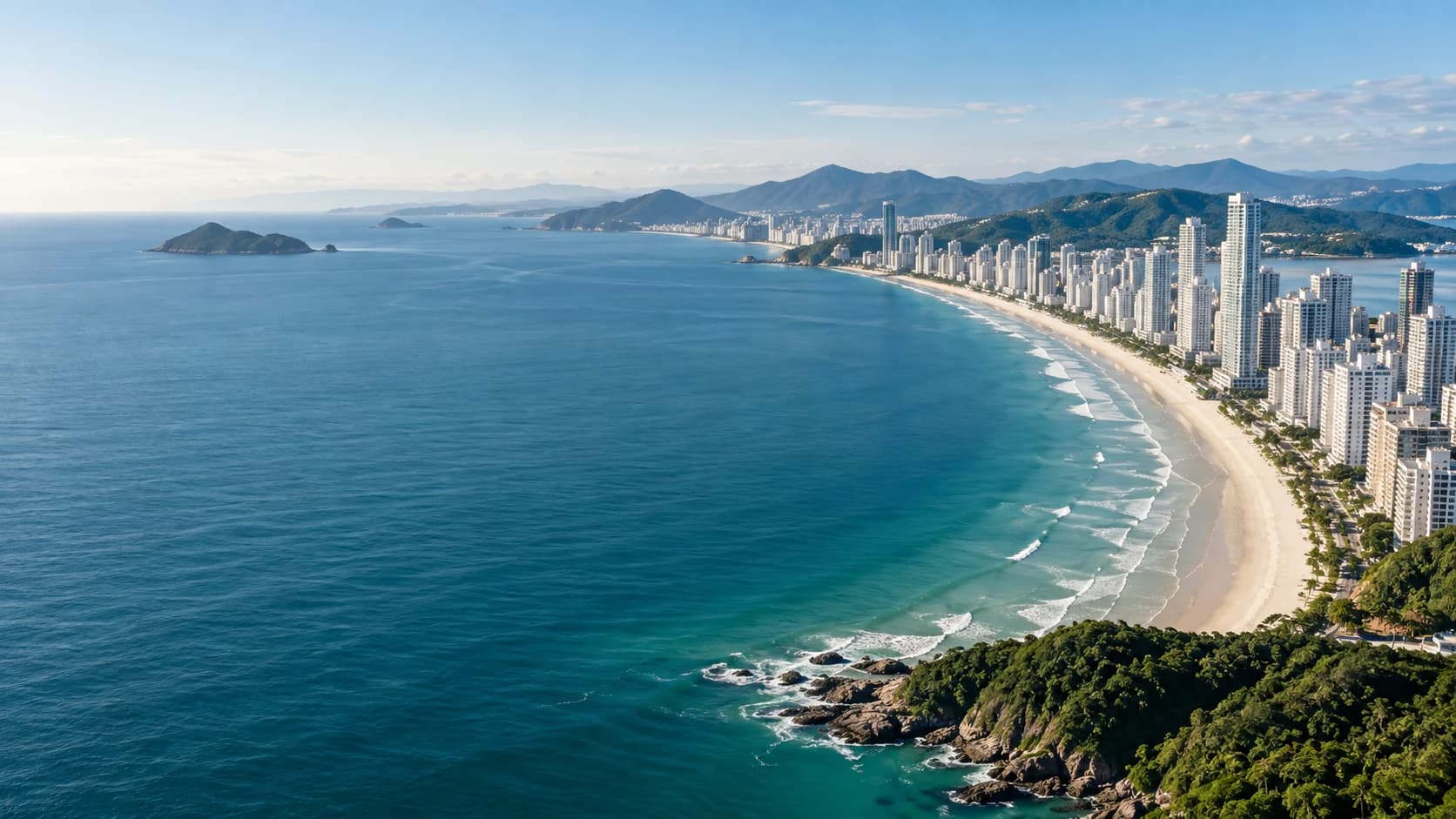 Cidade, mar e montanhas no litoral catarinense